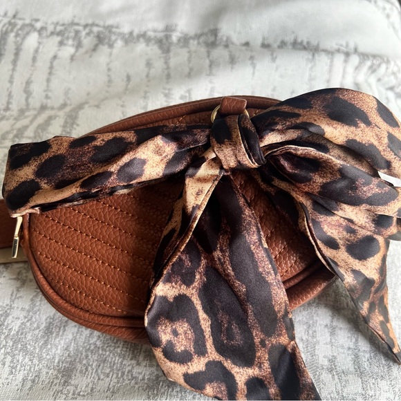 Leather Pouch With Bow - Picture 7 of 7